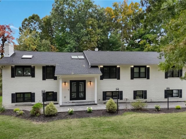  7 BR,  6.00 BTH &nbsp;Craftsman style home in Newburgh