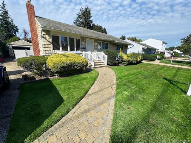  4 BR,  2.00 BTH &nbsp;Other style home in Franklin Square
