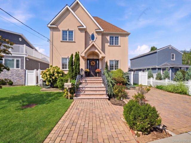  5 BR,  4.00 BTH &nbsp;Colonial style home in Oceanside