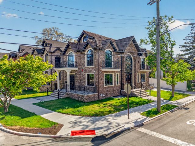  4 BR,  4.00 BTH &nbsp;Other style home in Bayside