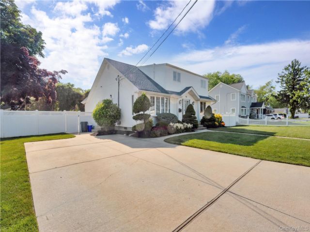  2 BR,  1.00 BTH &nbsp;Colonial style home in Deer Park