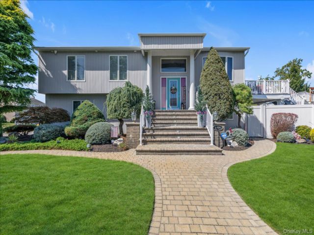  3 BR,  3.00 BTH &nbsp;Hi ranch style home in Seaford