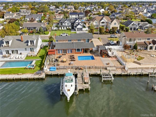  5 BR,  3.00 BTH &nbsp;Colonial style home in Babylon