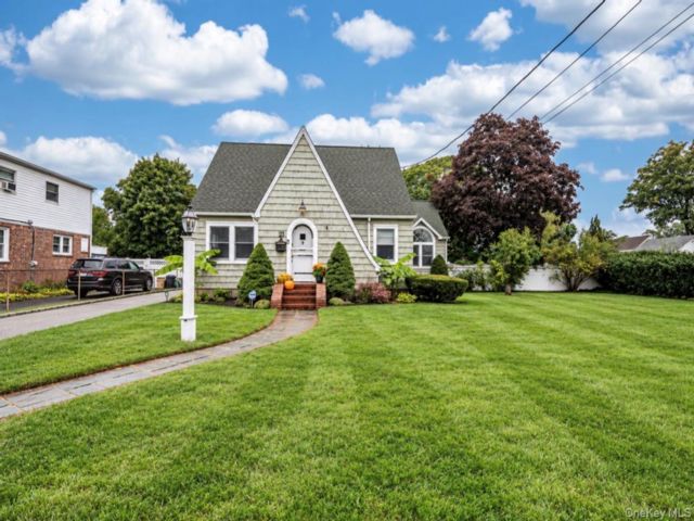  3 BR,  2.00 BTH &nbsp;Cape cod style home in Islip
