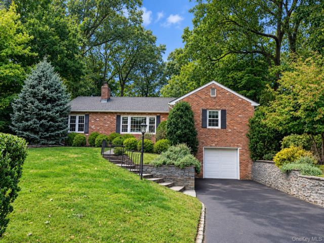  3 BR,  2.00 BTH &nbsp;Ranch style home in Stony Brook