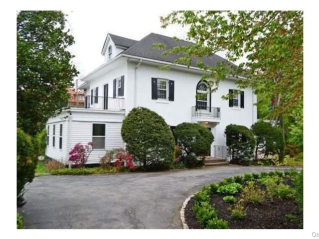  5 BR,  6.00 BTH &nbsp;Colonial style home in Great Neck