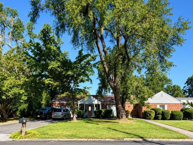  3 BR,  3.00 BTH &nbsp;Ranch style home in Centerport