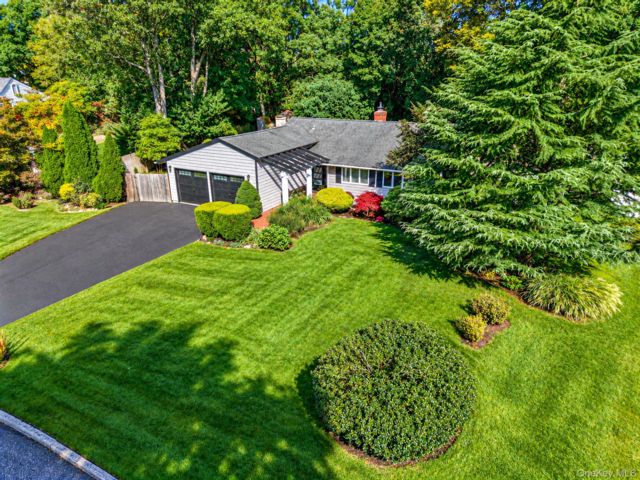  3 BR,  2.00 BTH &nbsp;Ranch style home in Coram