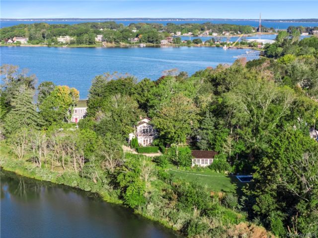  4 BR,  6.00 BTH &nbsp;Traditional style home in Sag Harbor
