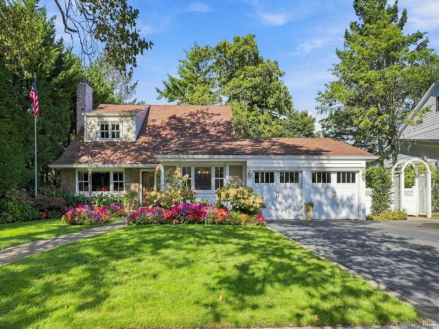  4 BR,  2.00 BTH &nbsp;Cape cod style home in Rockville Centre