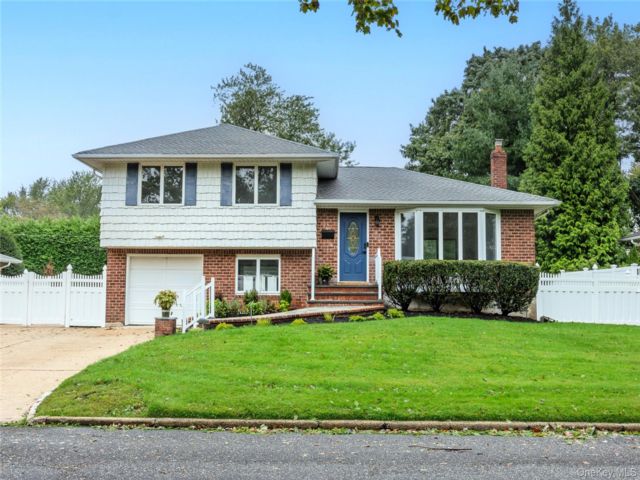  3 BR,  2.00 BTH &nbsp;Split level style home in Melville