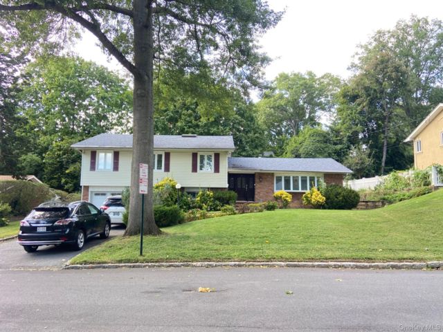  4 BR,  3.00 BTH &nbsp;Splanch style home in Great Neck