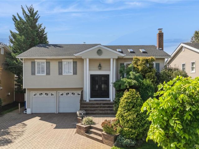  4 BR,  3.00 BTH &nbsp;Hi ranch style home in Merrick