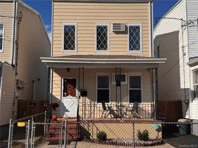  3 BR,  2.00 BTH &nbsp;Traditional style home in Woodhaven