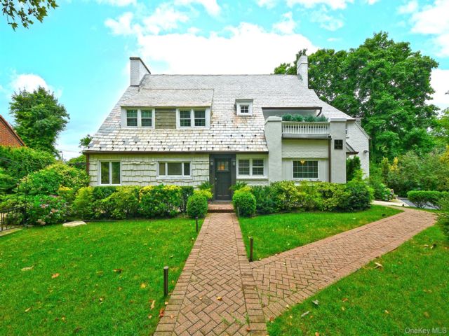 4 BR,  4.00 BTH &nbsp;Colonial style home in Port Washington