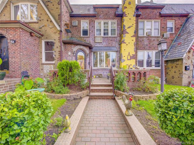  3 BR,  3.00 BTH &nbsp;House style home in Middle Village