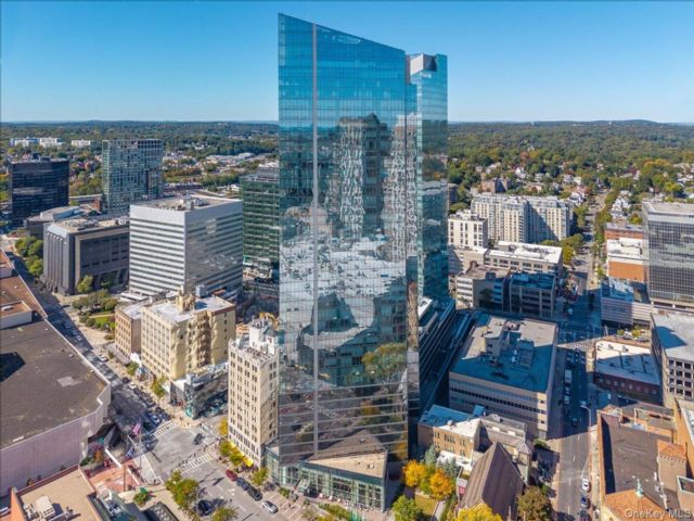  3 BR,  4.00 BTH &nbsp;High rise style home in White Plains