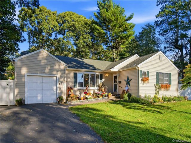 3 BR,  2.00 BTH &nbsp;Ranch style home in Ronkonkoma