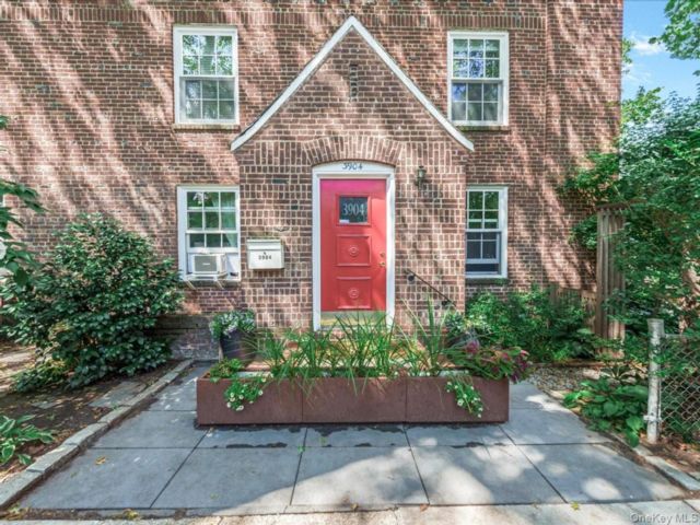  5 BR,  3.00 BTH &nbsp;Garden style home in Sunnyside
