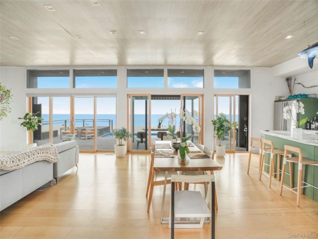  3 BR,  4.00 BTH &nbsp;Contemporary style home in Fire Island Pines