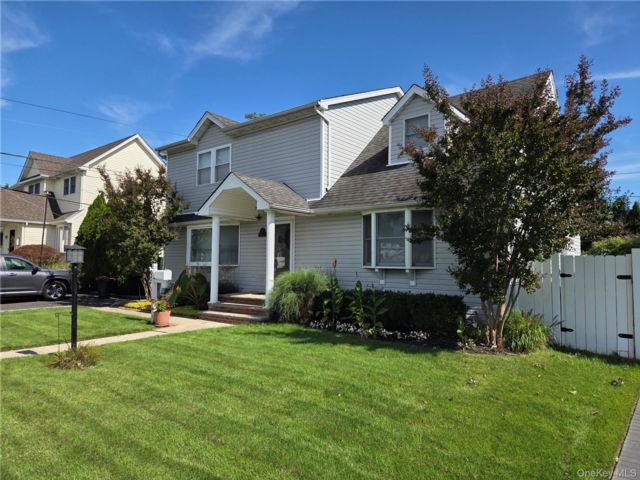  5 BR,  2.00 BTH &nbsp;Contemporary style home in Franklin Square