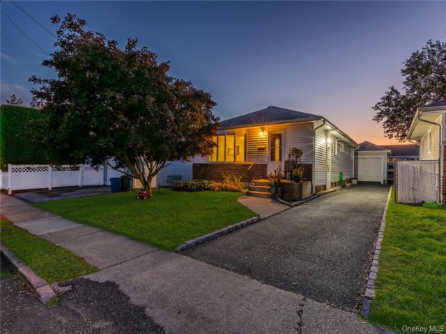  3 BR,  1.00 BTH &nbsp;Ranch style home in Bethpage