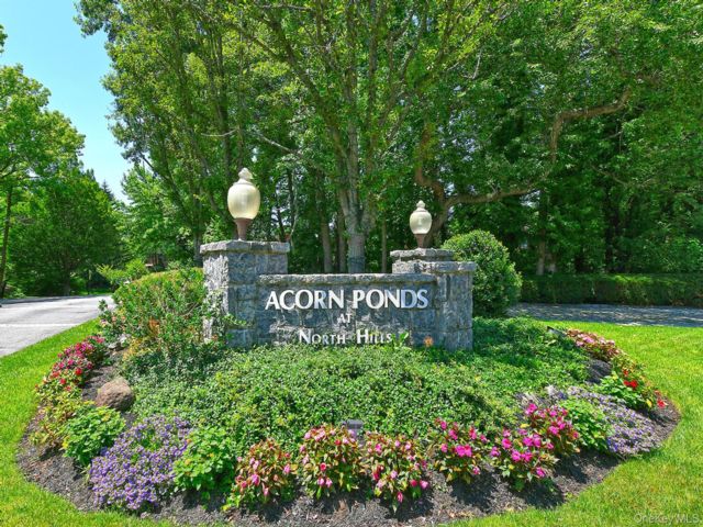  3 BR,  3.00 BTH &nbsp;Condo style home in Roslyn