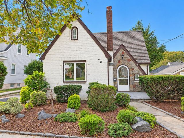  4 BR,  3.00 BTH &nbsp;Cape cod style home in Floral Park