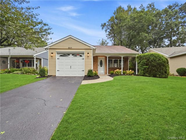  2 BR,  2.00 BTH &nbsp;Garden style home in Ridge