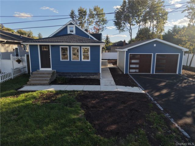  3 BR,  2.00 BTH &nbsp;Ranch style home in Lindenhurst