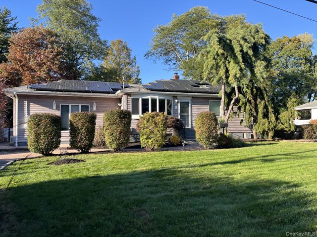  4 BR,  3.00 BTH &nbsp;Ranch style home in Greenlawn