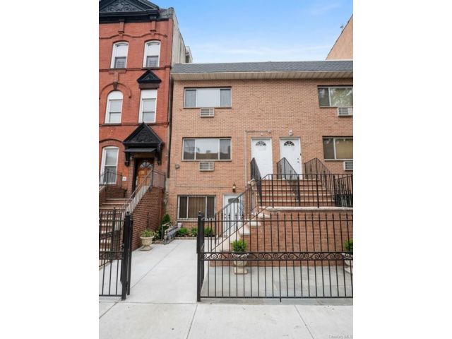  9 BR,  6.00 BTH &nbsp;House style home in Morrisania