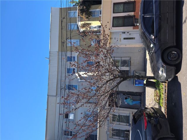 12 BR,  4.00 BTH &nbsp;House style home in Claremont Park