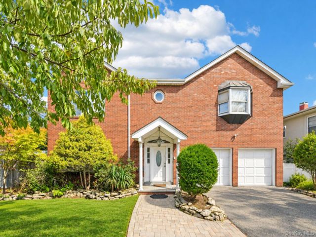  6 BR,  4.00 BTH &nbsp;Colonial style home in Cedarhurst