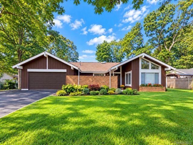  4 BR,  3.00 BTH &nbsp;Ranch style home in Farmingville