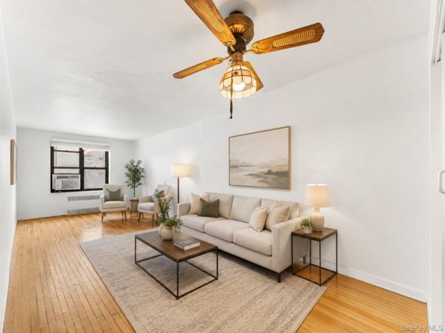  1 BR,  1.00 BTH &nbsp;Mid rise style home in Queens Village