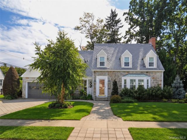  4 BR,  2.00 BTH &nbsp;Cape cod style home in Rockville Centre