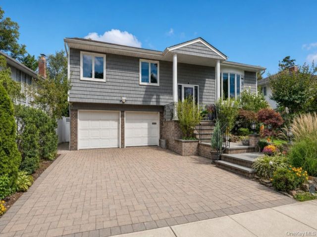  4 BR,  3.00 BTH &nbsp;Hi ranch style home in Merrick