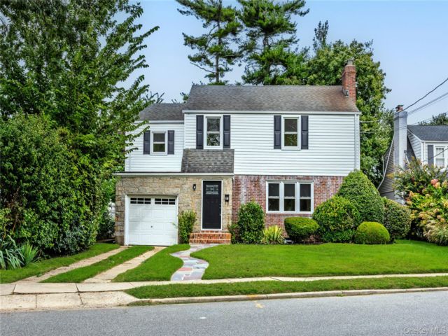  4 BR,  3.00 BTH &nbsp;Colonial style home in East Rockaway