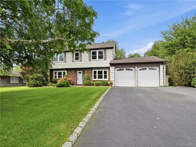  4 BR,  3.00 BTH &nbsp;Colonial style home in Stony Brook