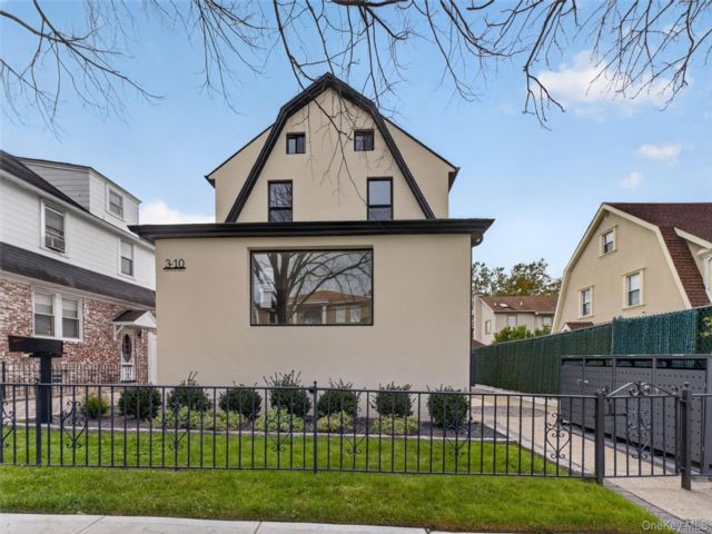 2 BR,  1.00 BTH &nbsp;A-frame style home in Whitestone