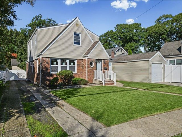 5 BR,  2.00 BTH &nbsp;House style home in Lynbrook