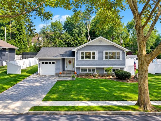  5 BR,  2.00 BTH &nbsp;Split level style home in East Northport