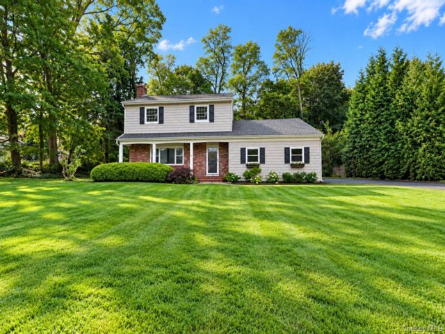  3 BR,  3.00 BTH &nbsp;Colonial style home in Stony Brook