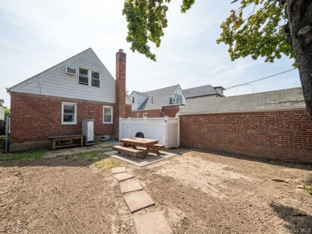  4 BR,  2.00 BTH &nbsp;Cape cod style home in Fresh Meadows