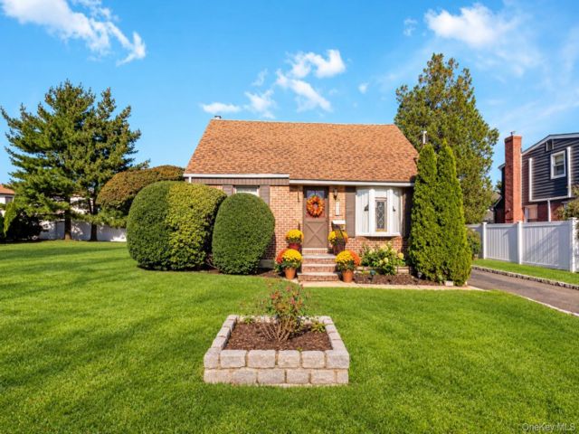 4 BR,  2.00 BTH &nbsp;Exp cape style home in East Meadow