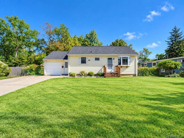  3 BR,  1.00 BTH &nbsp;Ranch style home in Centereach