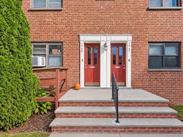  2 BR,  1.00 BTH &nbsp;Garden style home in Whitestone