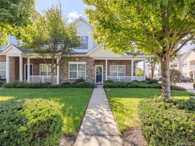  3 BR,  3.00 BTH &nbsp;Condo style home in Patchogue