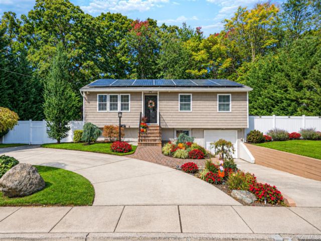  4 BR,  2.00 BTH &nbsp;Raised ranch style home in Selden